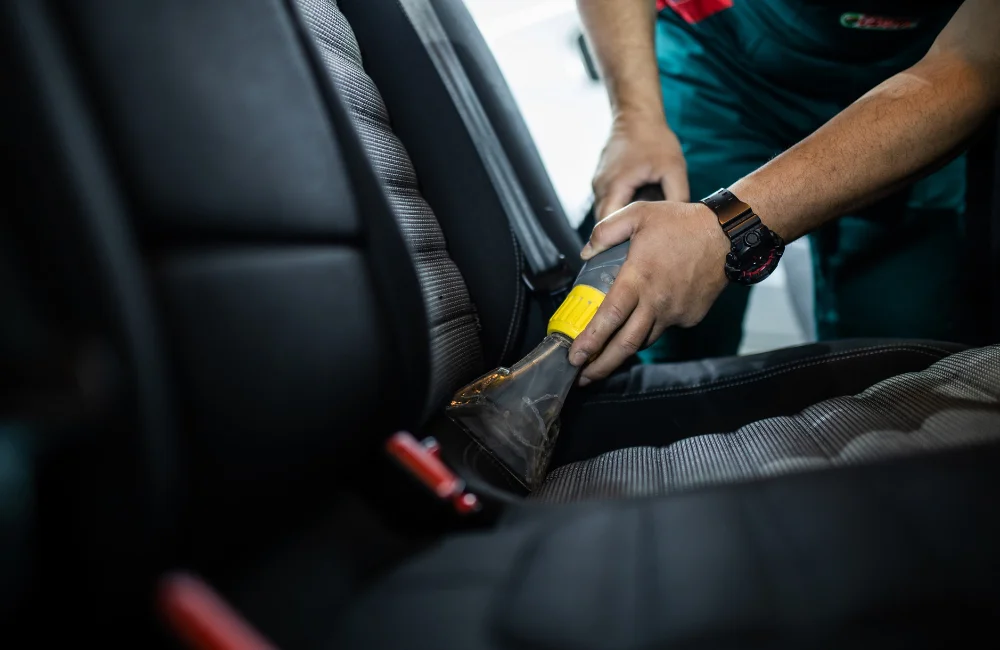 รวมเคล็ดลับแก้กลิ่นอับในรถ